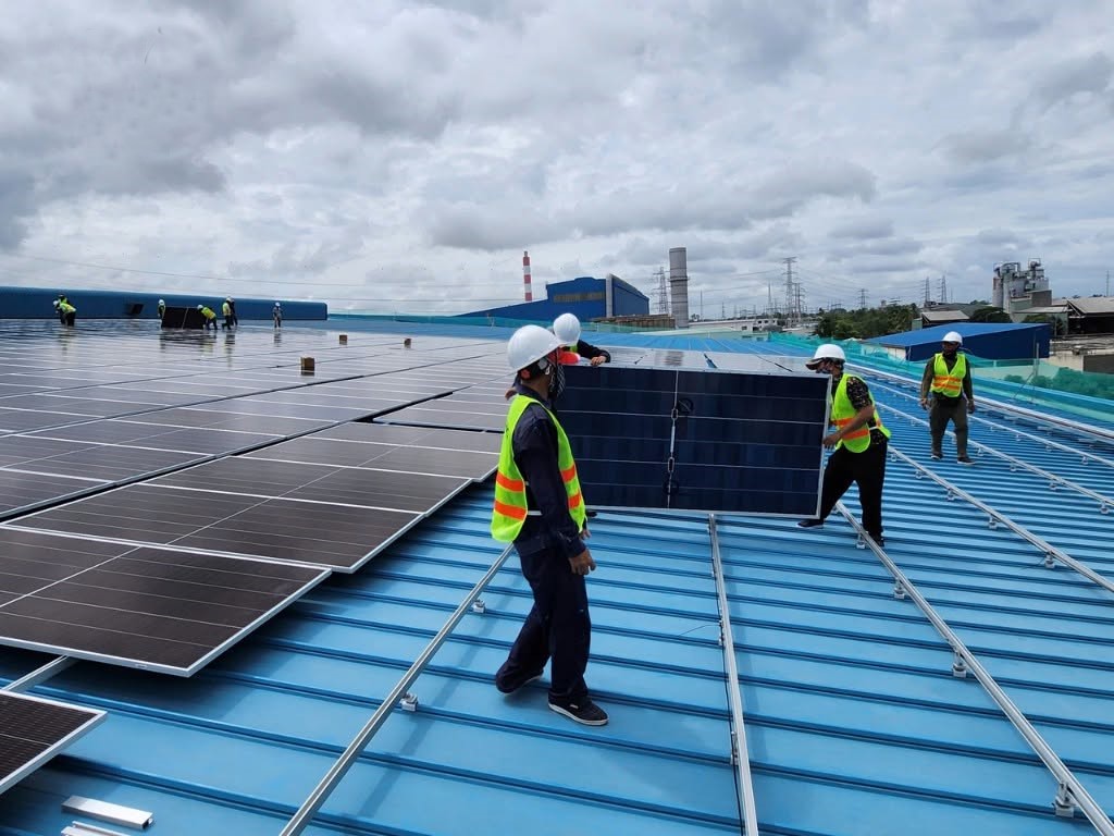 Kỹ thuật viên MT Solar lắp đặt tấm pin năng lượng mặt trời